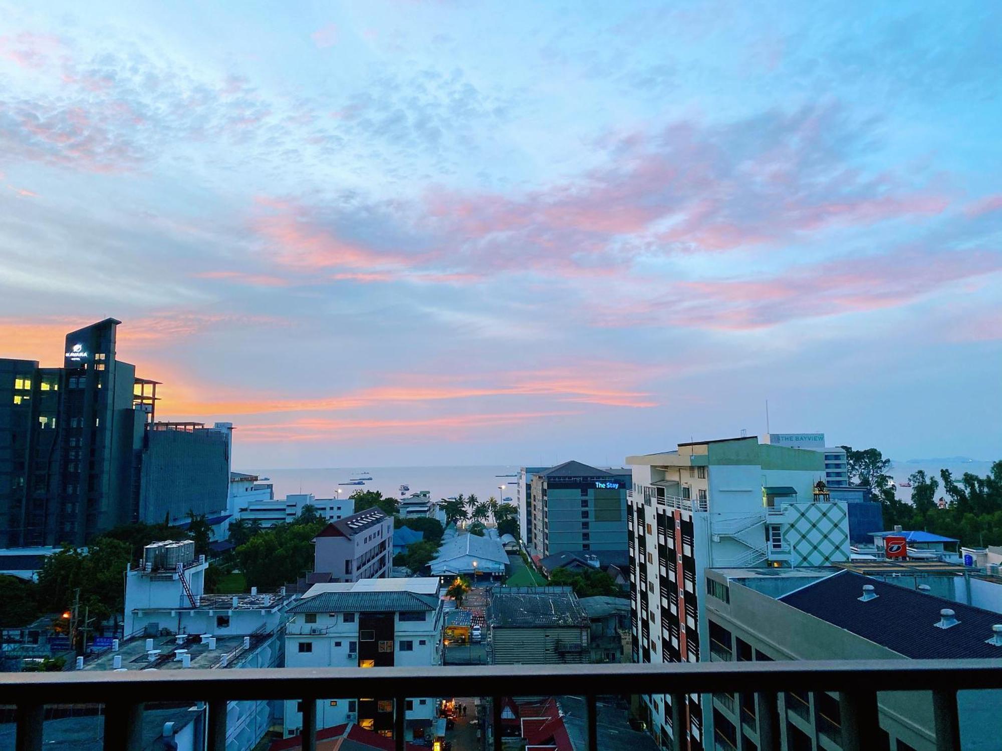The Base Seaview Holiday Inn Pattaya Bilik gambar